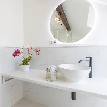 Penthouse With Whirlpool Central *